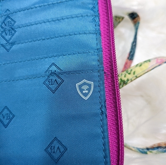 Vera‎ Bradley Iconic Rfid All-in-One Crossbody Quilted Wristlet in Superbloom - Picture 4 of 8